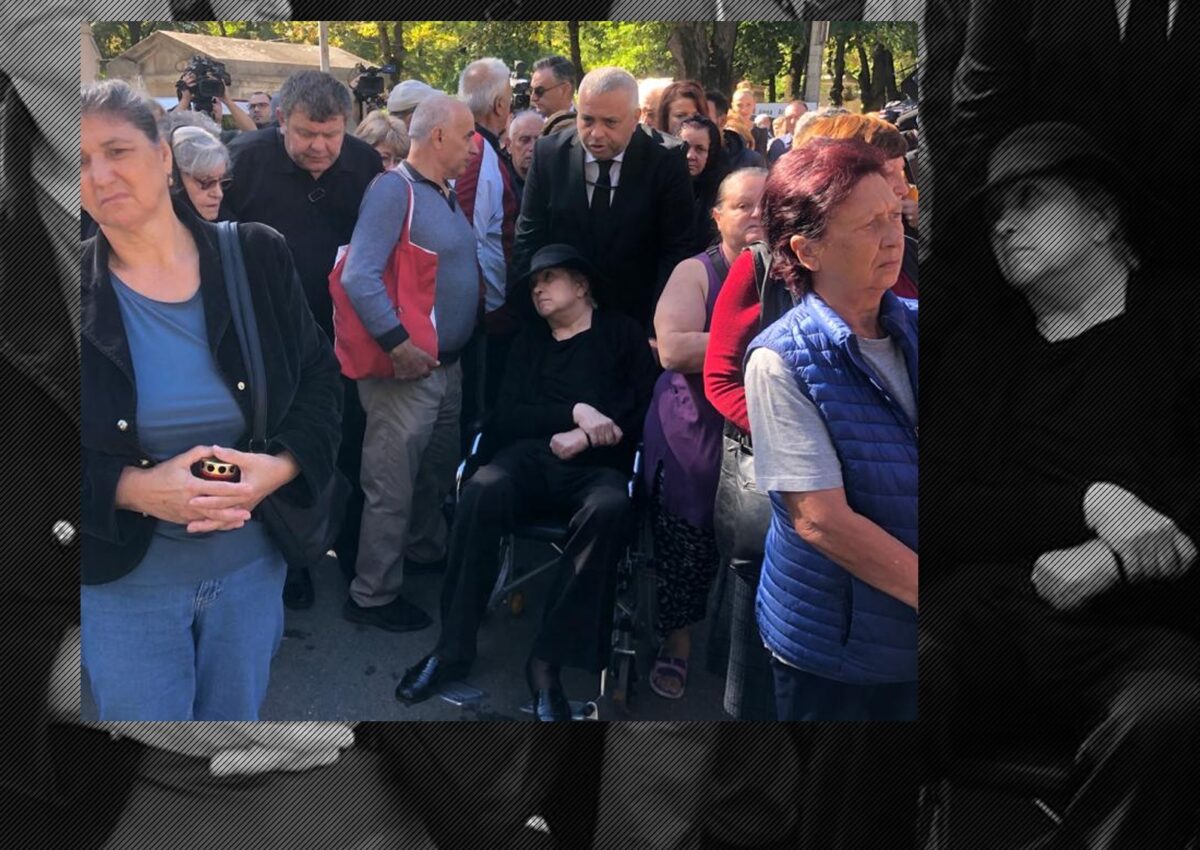 Imagine Stire Imagini copleșitoare! Soția lui Alexandru Arșinel, inertă în scaunul cu rotile, este distrusă de durere! | 2review.ro