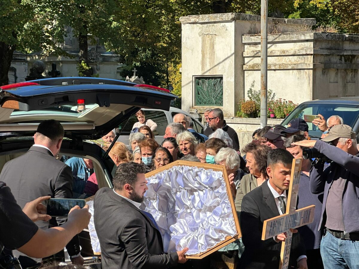 Alexandru Arșinel a fost condus pe ultimul drum de rude, prieteni și de oameni care doar l-au îndrăgit (Foto: CANCAN.RO)
