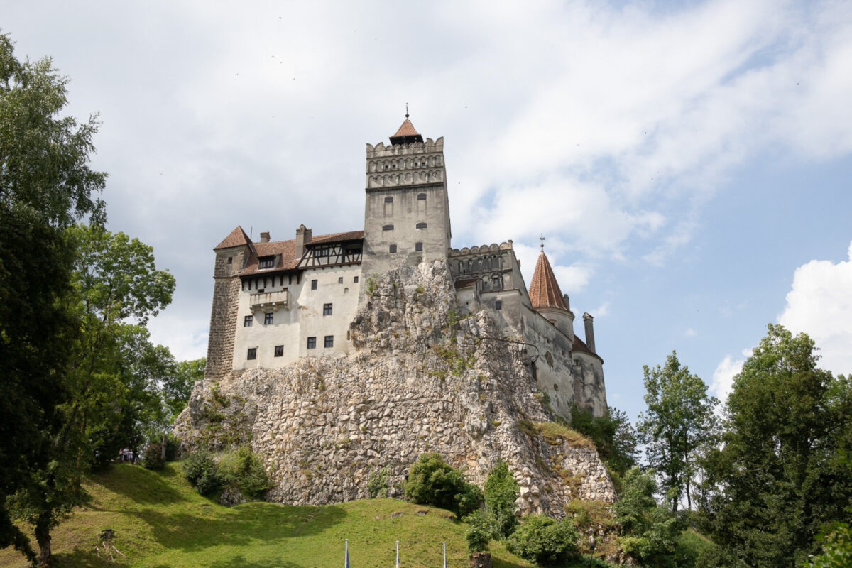 Câți bani trebuie să scoți din buzunar ca să închiriezi castelul Bran. Suma nu este deloc de neglijat