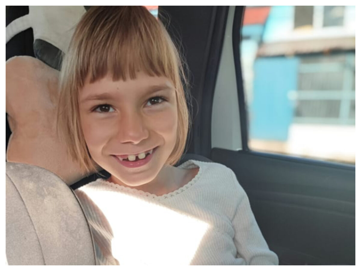 Alexandra, o fetiță de 7 ani cu multiple afecțiuni, are nevoie de ajutor. Părinții fac un apel disperat