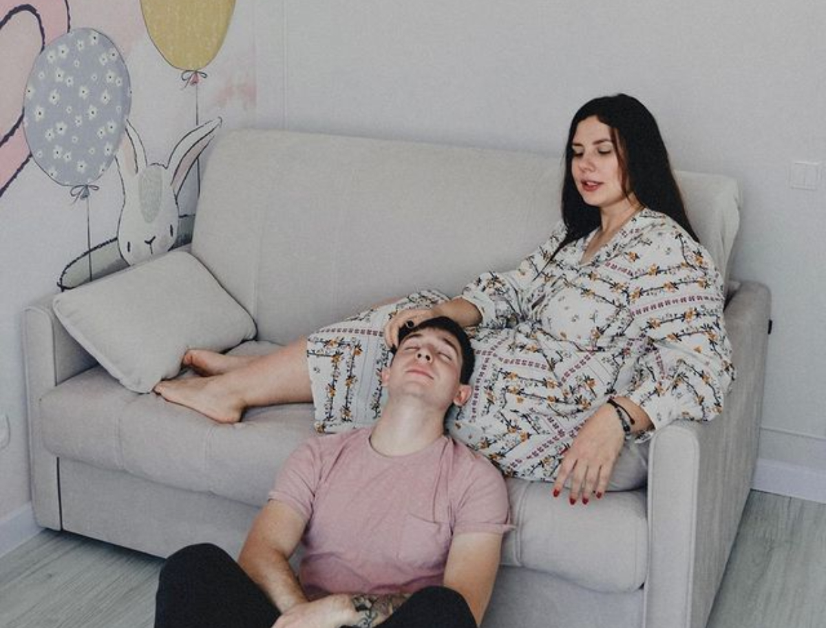 Influencerița care s-a căsătorit cu fiul ei vitreg așteaptă un copil: „Ne veți judeca”