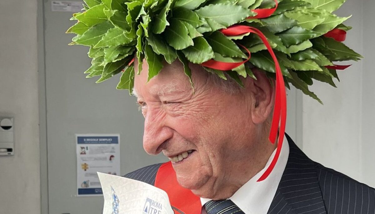 Pensionarul din imagine a absolvit facultatea la 89 de ani. Ce vrea să facă acum, pentru bani