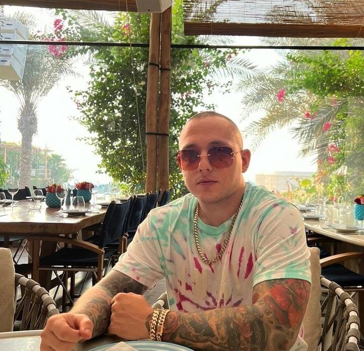 Vlad Obu a lovit un individ în clubul Nuba, din Capitală. Patronul de videochat s-a enervat la culme, deoarece bărbatul respectiv s-ar fi dat la fetele de la masa lui