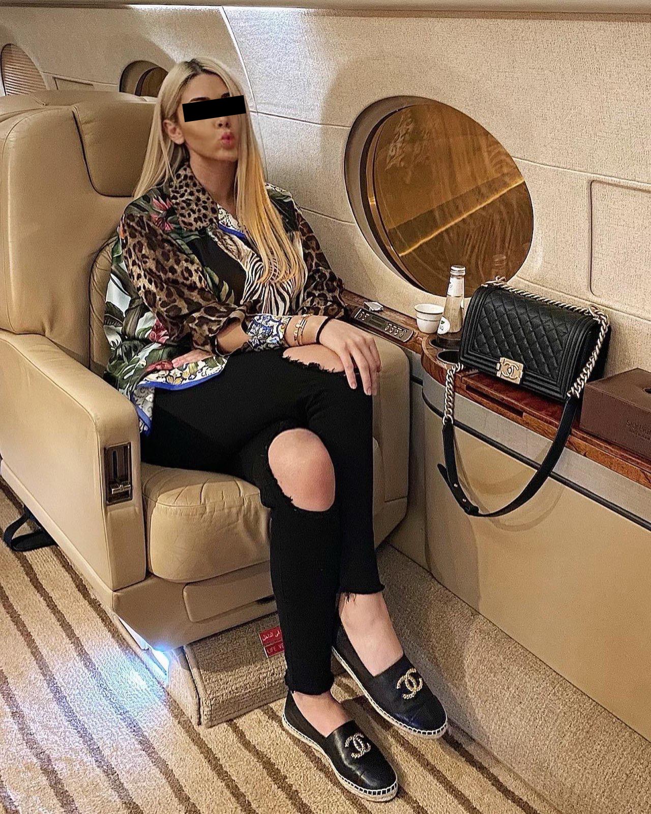 Șefei rețelei M îi cam place în avioane private