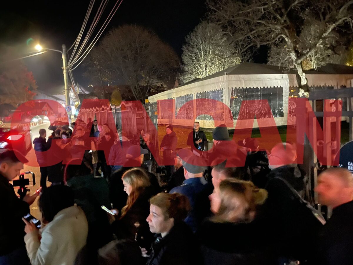 Imagine Stire Cum i-au așteptat oamenii pe miliardarii lui Musk, veniți pentru party-ul din casa lui Dracula | 2review.ro