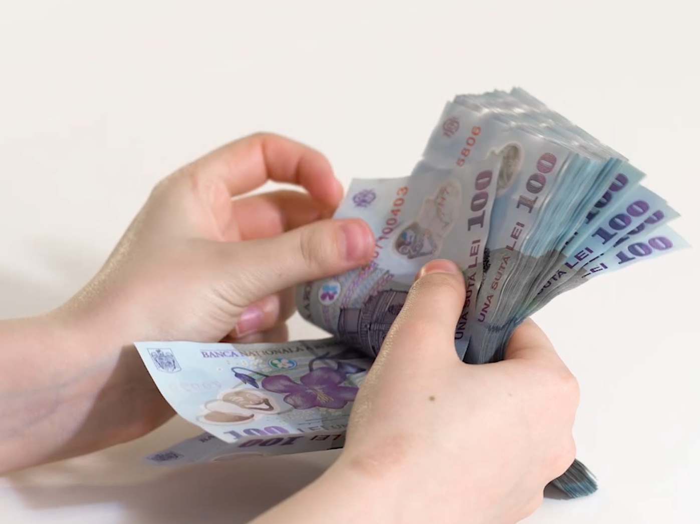 Ce beneficii are un casier la Mega Image și ce condiții trebuie să îndeplinească (Foto: captură video)