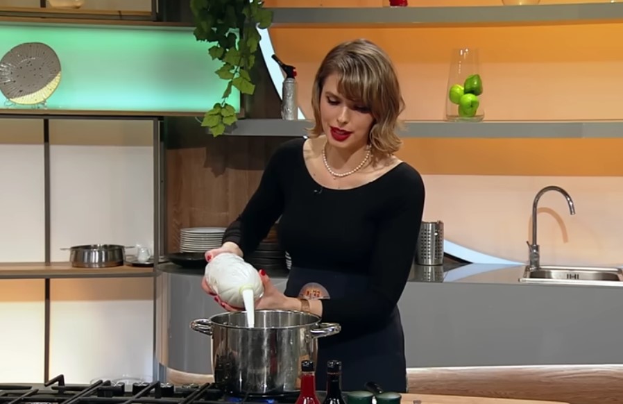 Imagine Stire Cine este, de fapt, Brigitta Gheorghe. Concurenta de la Chefi la Cuțite face parte din echipa lui Chef Scărlătescu | 2review.ro