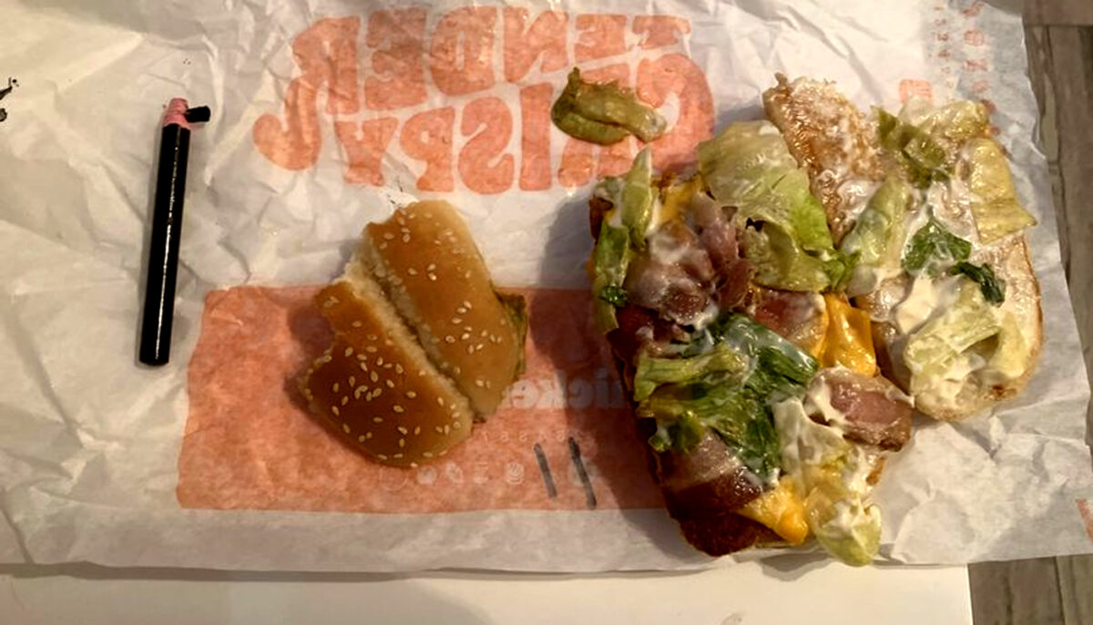 Ireal! Ce a găsit o femeie într-un sandwich Chicken Royale de la Burger King