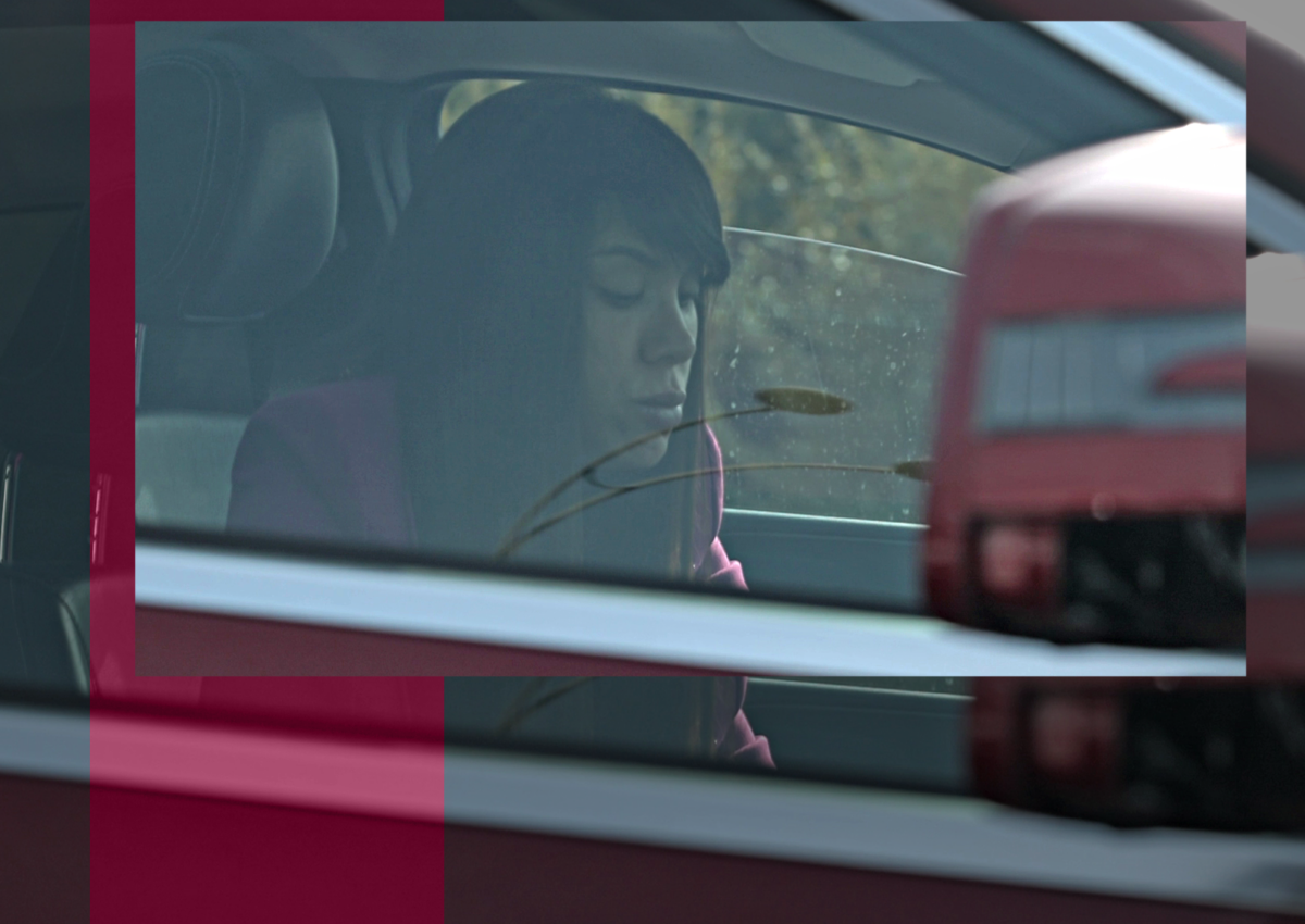Imagine Stire Denise Rifai a făcut-o chiar în trafic! Imaginile care fac mai mult decât cele 40 de întrebări incomode | 2review.ro