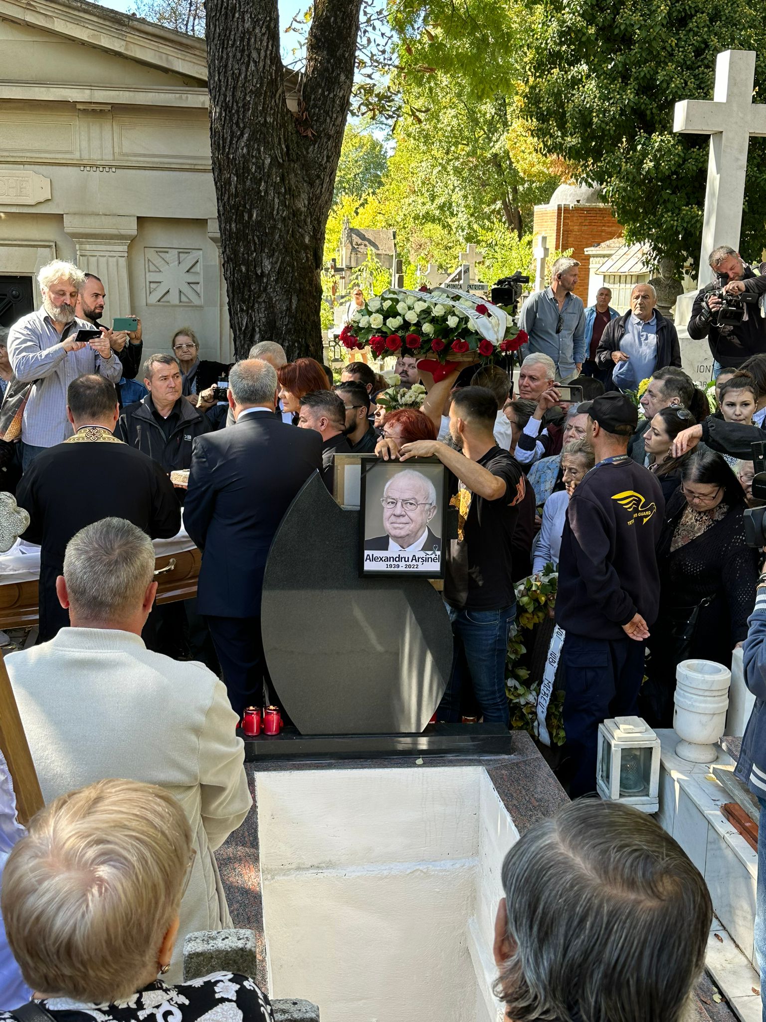 Alexandru Arșinel a fost înmormântat în cimitirul Bellu, duminică, în jurul prânzului (Foto: CANCAN.RO)