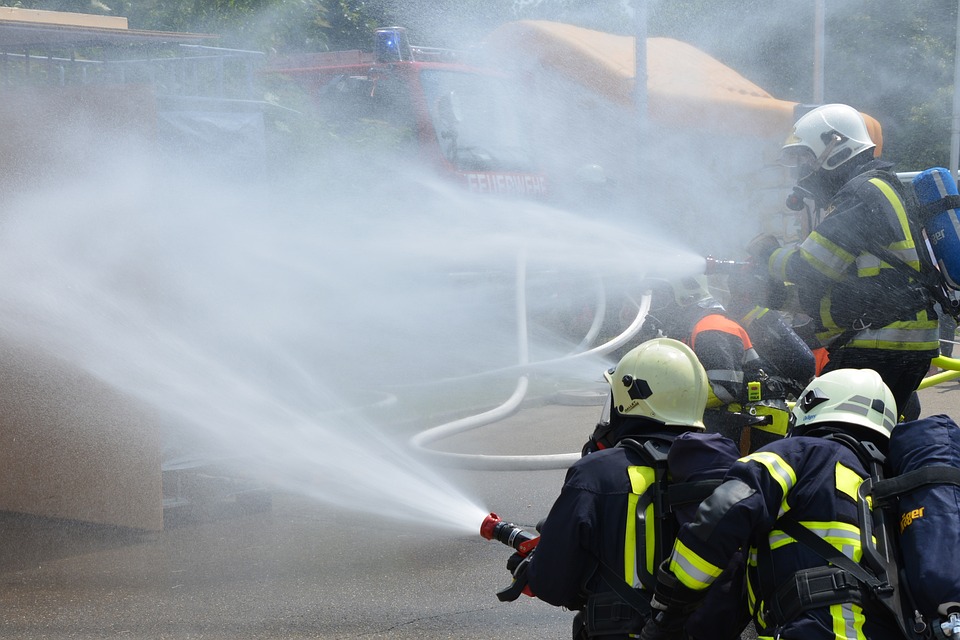 Drama unei mame cu un copil bolnav! Casa le-a luat foc și au rămas fără nimic