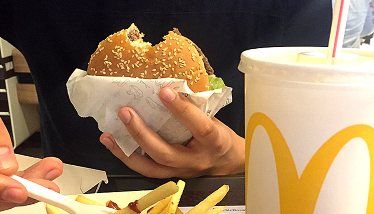 Veste proastă pentru fanii fast-food! McDonald’s scoate din meniu faimosul burger de 15.90 lei