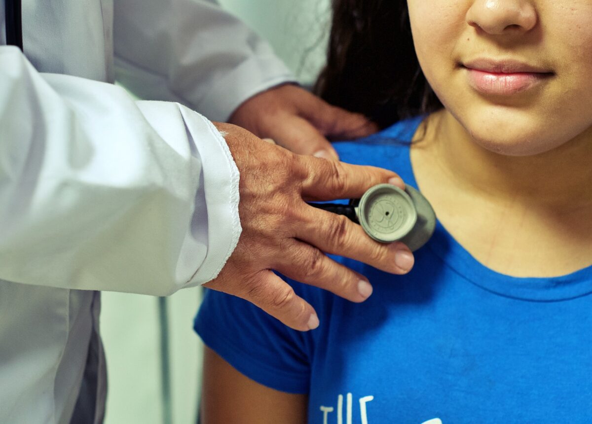 Atenție mare, părinți! Un copil a ajuns la spital cu pielea galbenă, după ce a consumat un aliment în exces