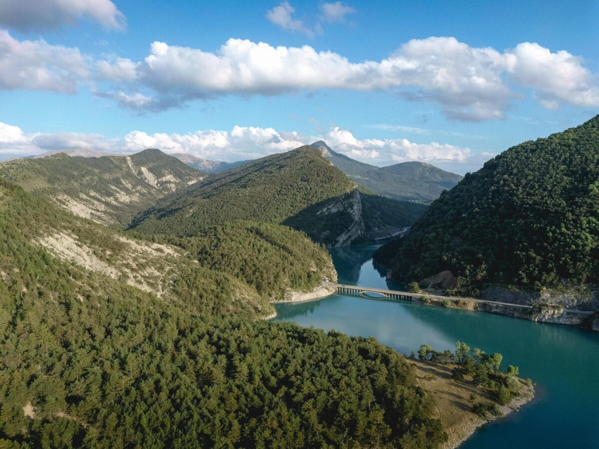 Un lac foarte vizitat de turiști este în pericol. Nivelul apei s-a diminuat considerabil