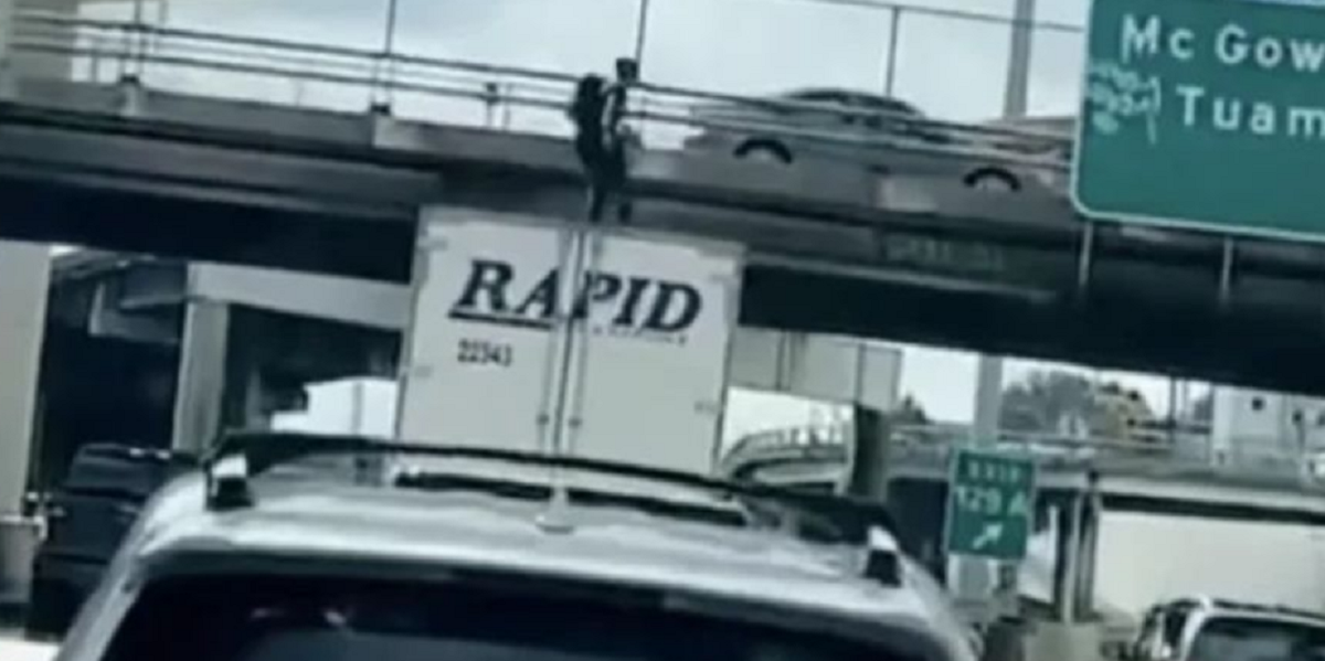 Imagine Stire Sfârșit tragic pentru un tânăr de 25 de ani. S-a filmat în timp ce dansa pe un TIR, dar nu a văzut că se apropie un pod | 2review.ro