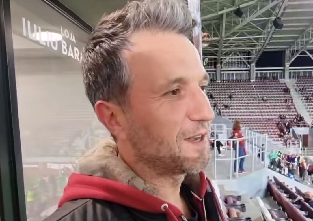 Imagine Stire Andi Moisescu, îndrăgostit de Rapid! Ce cadou a primit din partea conducerii clubului alb-vișiniu. „Atmosfera din Giulești…” | FOTO | 2review.ro