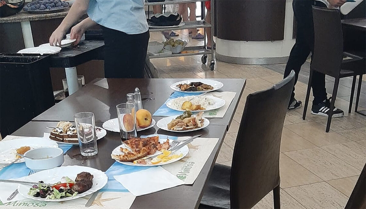 Imagine Stire Ce au primit doi turiști români la micul-dejun, într-un hotel all-inclusive de 4 stele, din Bulgaria | 2review.ro