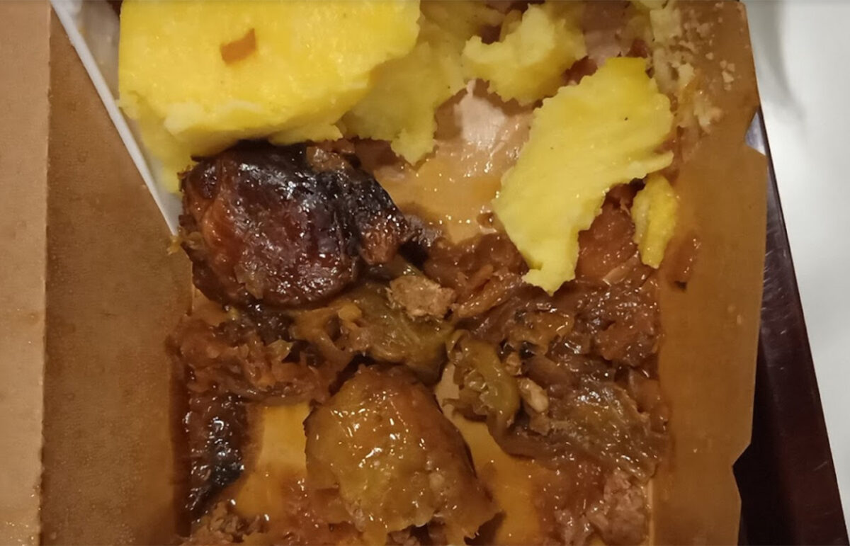 Nu este o eroare! Câți lei a dat un turist pentru o porție de 4 sarmale, într-un restaurant din Aeroportul Otopeni. „Mi se pare nesimțire”