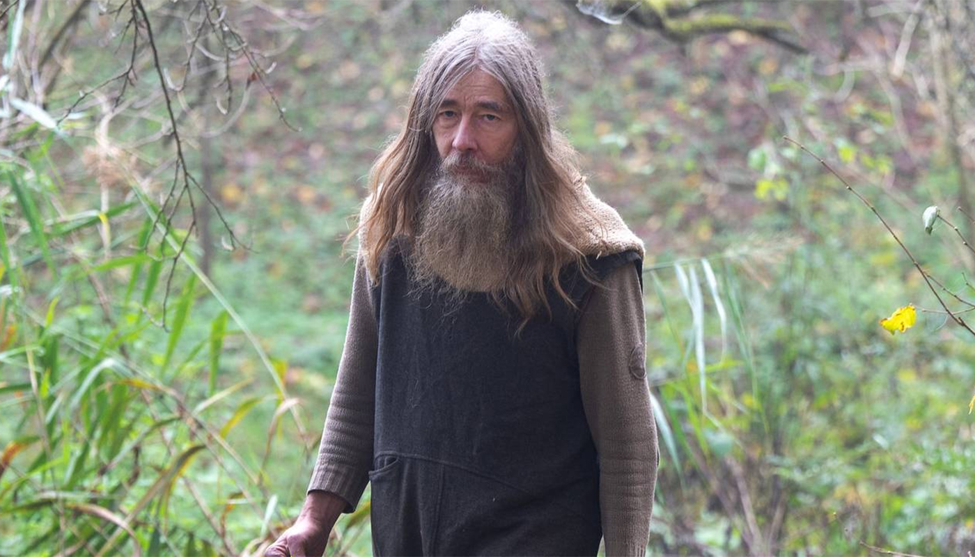 Din anul 1980, bărbatul din imagine trăiește în pădure, fără apă sau curent electric. Ce mănâncă și din ce face bani