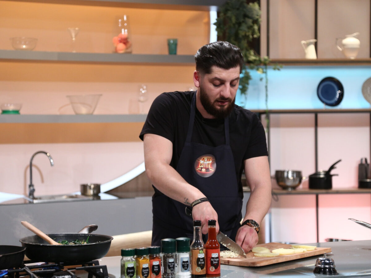 Imagine Stire Cine este, de fapt, Gheorghe Nicolae de la Chefi la cuțite. Tânărul de 28 de ani face parte din echipa lui Sorin Bontea | 2review.ro