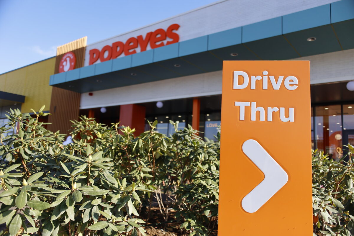 Popeyes România deschide primul restaurant de tip Drive-Thru din țară