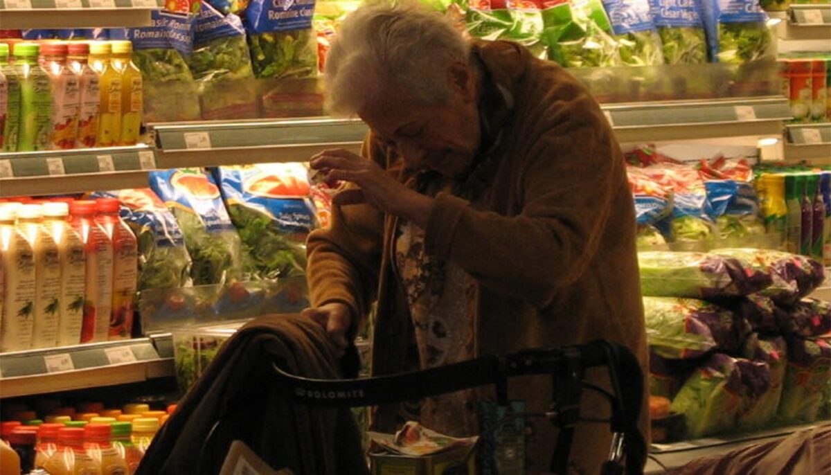 Pensionară de 82 de ani, prinsă furând o pâine și un parizer dintr-un supermarket. Decizia patronului, după ce i-a ascultat povestea, i-a lăsat pe toți fără cuvinte