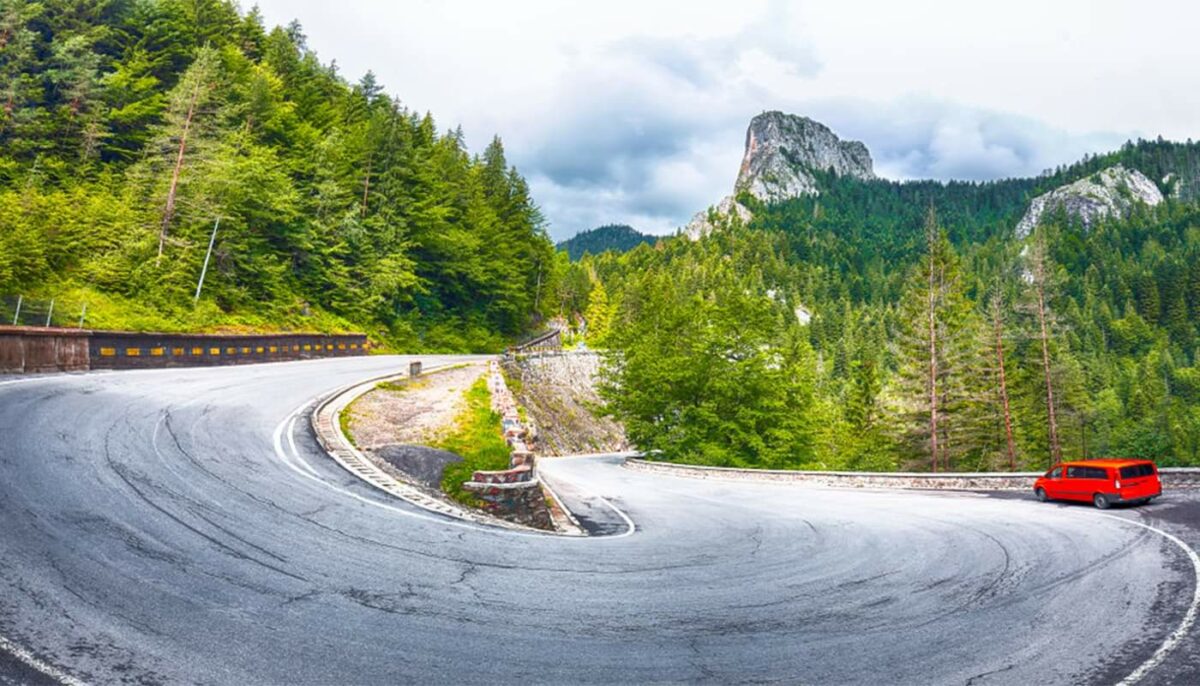 Cea mai spectaculoasă șosea din România, pe care puțini turiști o cunosc. Mulți zic că e peste Transalpina și Transfăgărășan