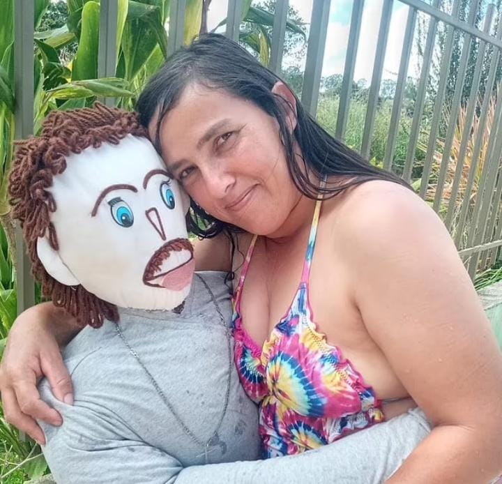 O femeie din Brazilia s-a căsătorit cu o păpușă din cârpe și susține că a fost înșelată: „A spus că mă iubește foarte mult, și-a cerut iertare și a plâns mult”