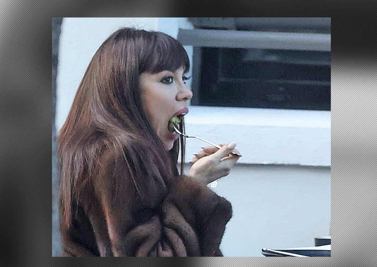 Imagine Stire Ce gură mare are Denise Rifai! Sexoasa brunetă n-a mai ținut cont de cei din jur și a făcut tot posibilul să-și pornirea… | 2review.ro