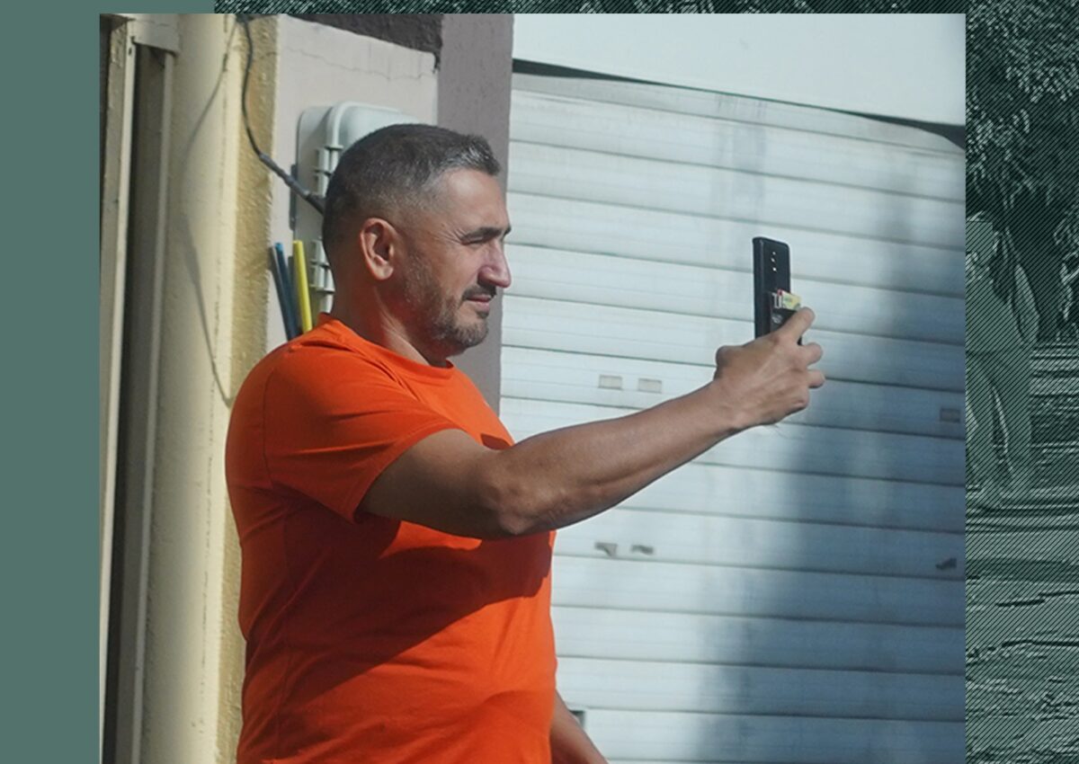 Imagine Stire Cum l-am surprins pe Mișu Pricopsitu`! Fostul politician nu avea cum să rateze momentul: și-a făcut selfie | 2review.ro