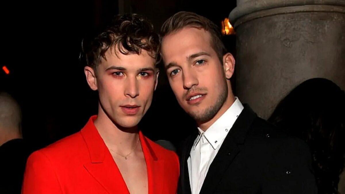 Imagine Stire Tommy Dorfman și Peter Zurkuhlen au fost de acord cu termenii divorțului. Mariajul lor s-a destrămat după ce Tommy a anunțat că este trans | 2review.ro