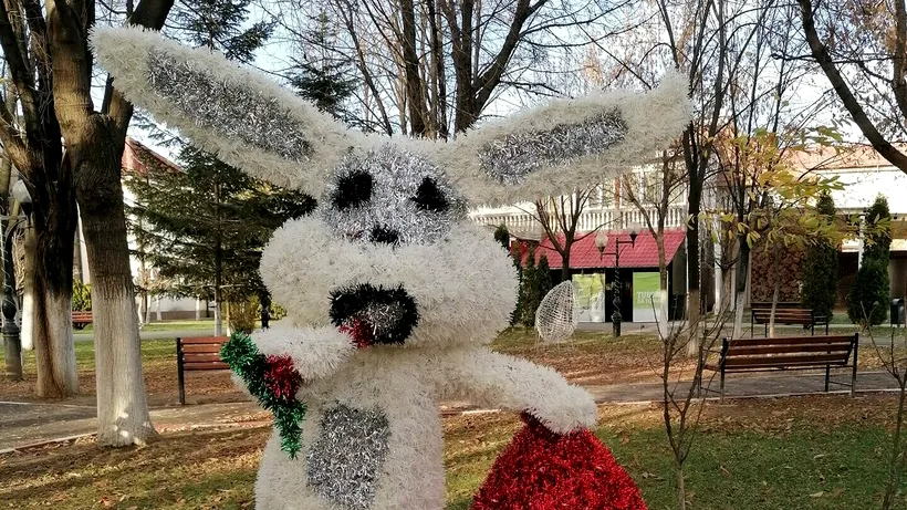 Un oraș din România a încurcat decorațiunile de Crăciun cu cele de Paște