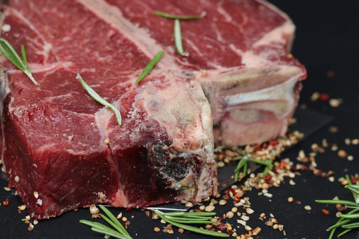 Vești bune pentru români, în prag de sărbători. De unde pot cumpăra carne de porc, la jumătate de preț