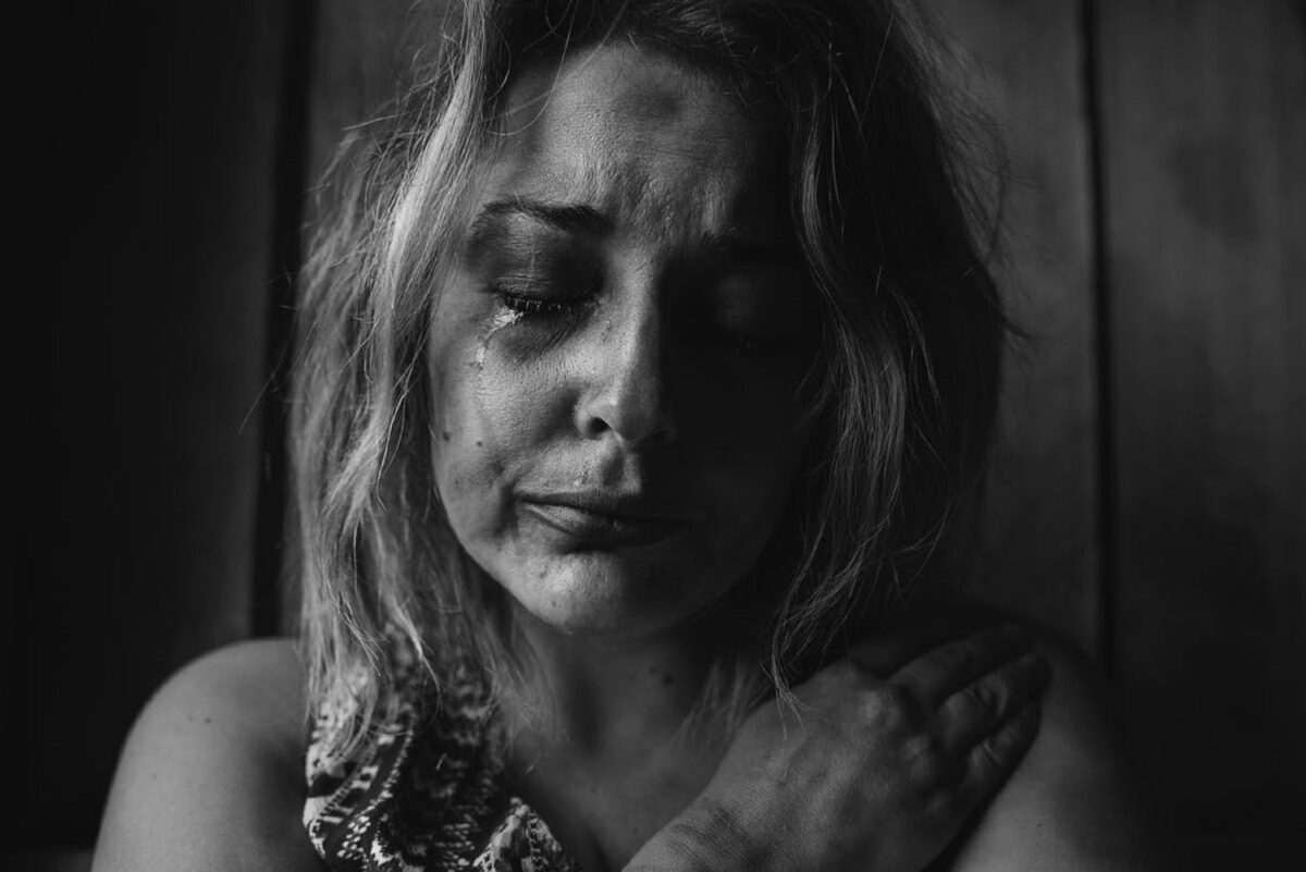 Caz șocant într-o cabană din Cluj. O tânără ar fi fost violată chiar de către polițistul care participa la petrecere