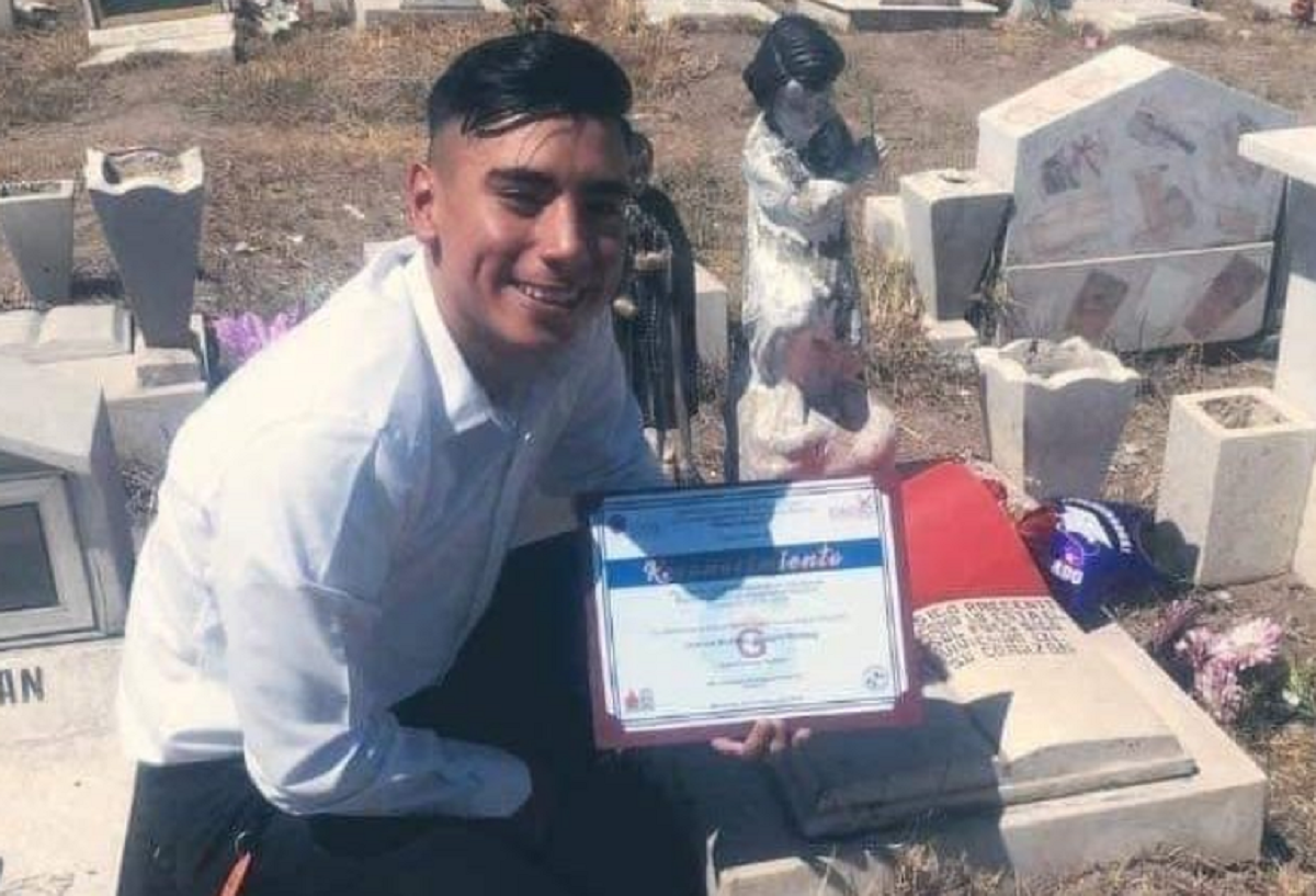 Imagine Stire Ce a pățit un tănâr cand a mers la mormântul mamei lui cu diploma în brațe | 2review.ro