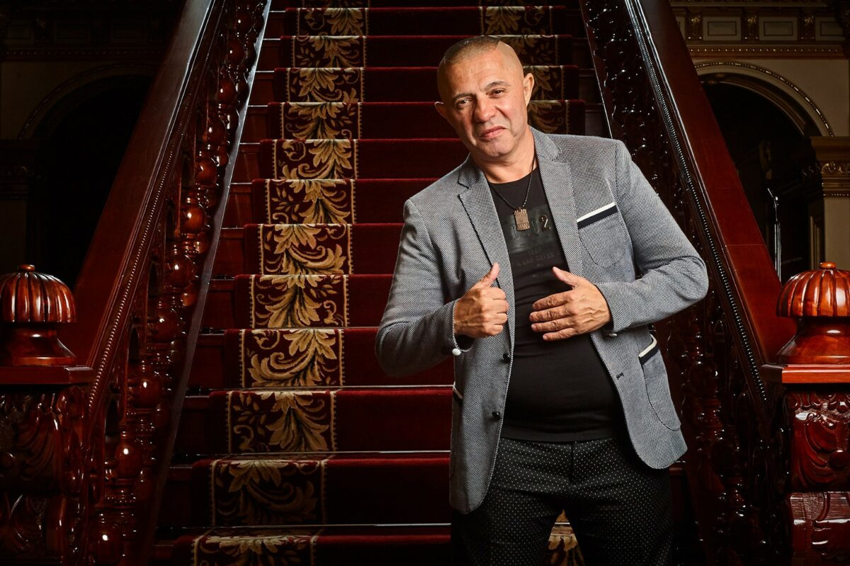 Imagine Stire Nicolae Guță, apariție de senzație la un concert. Ce „coroană” a purtat „regele” | 2review.ro