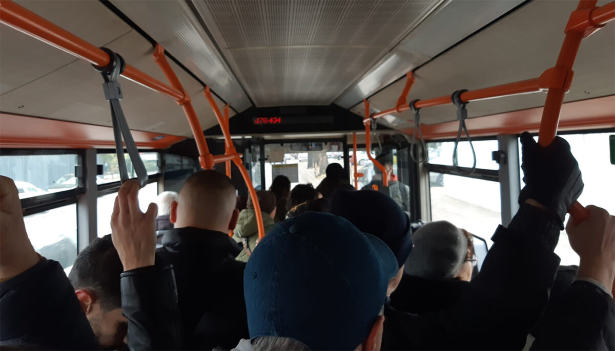 Cum a reacționat o turistă din Franța, după ce a luat autobuzul 178 în București: „Prea multă lume!”