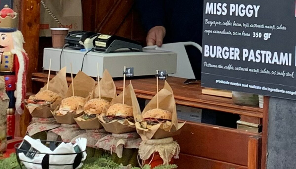 Cât costă un burger cu cartofi prăjiți în Târgul de Crăciun din Piața Constituției din București