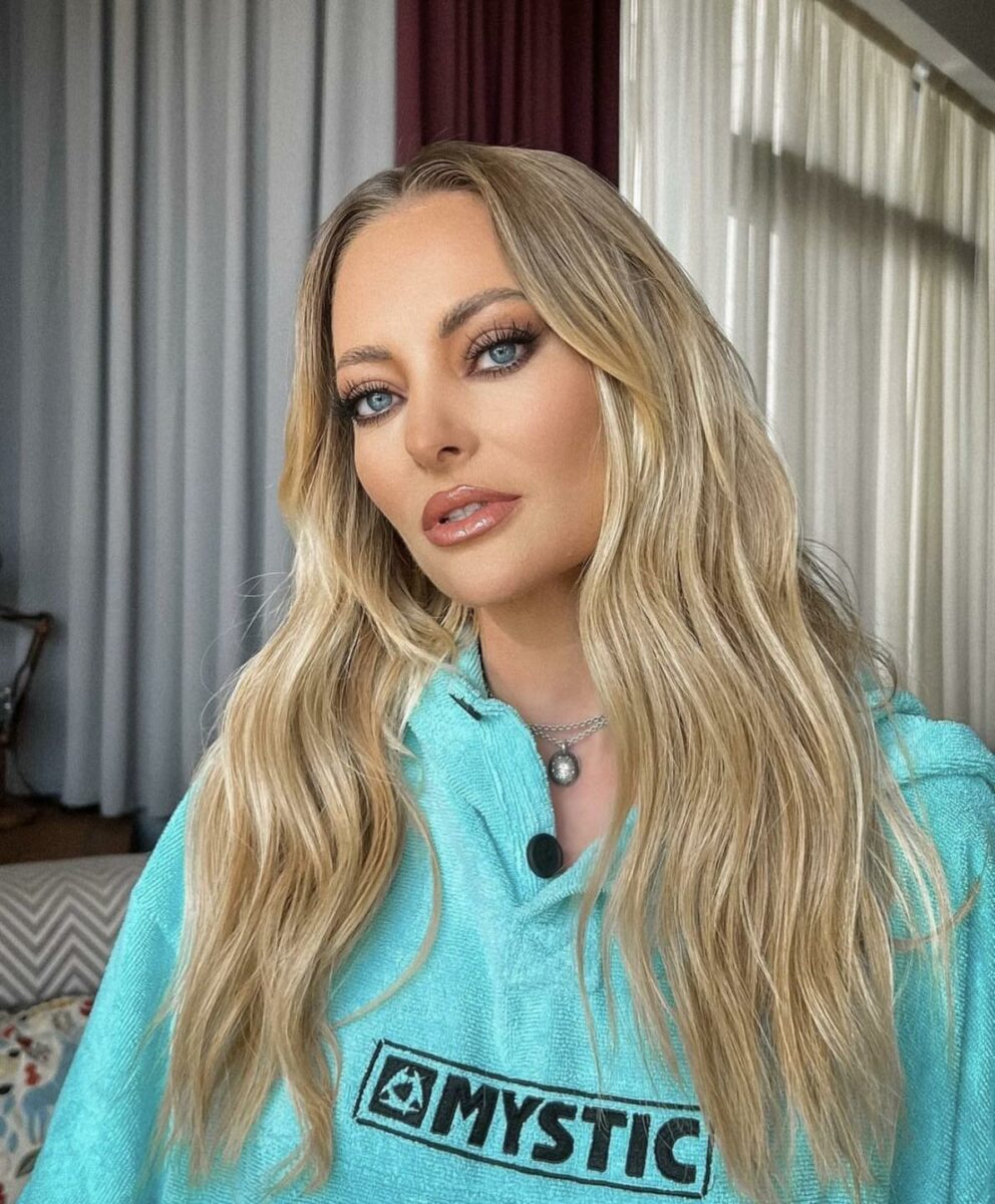 Imagine Stire Delia Matache a rupt gura târgului! Ținuta extravagantă pe care a purtat-o la nunta Ginei Pistol și a lui Smiley | 2review.ro