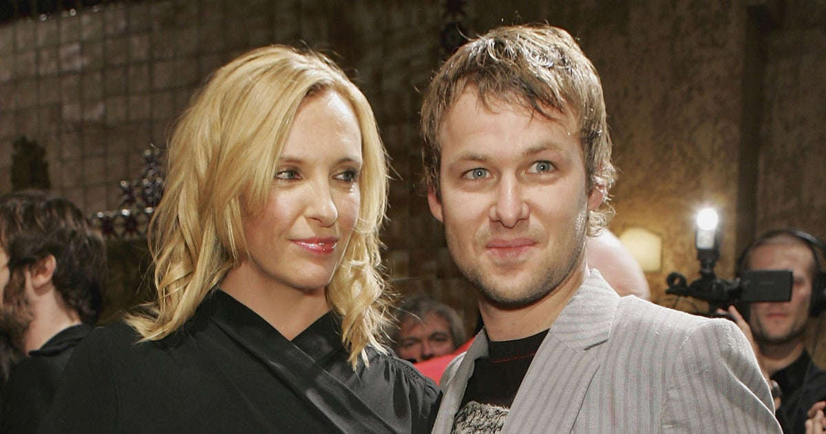 Imagine Stire Divorț răsunător! Toni Collette și Dave Galafassi își spun adio după 20 de ani de căsnicie. Bărbatul a călcat strâmb | 2review.ro