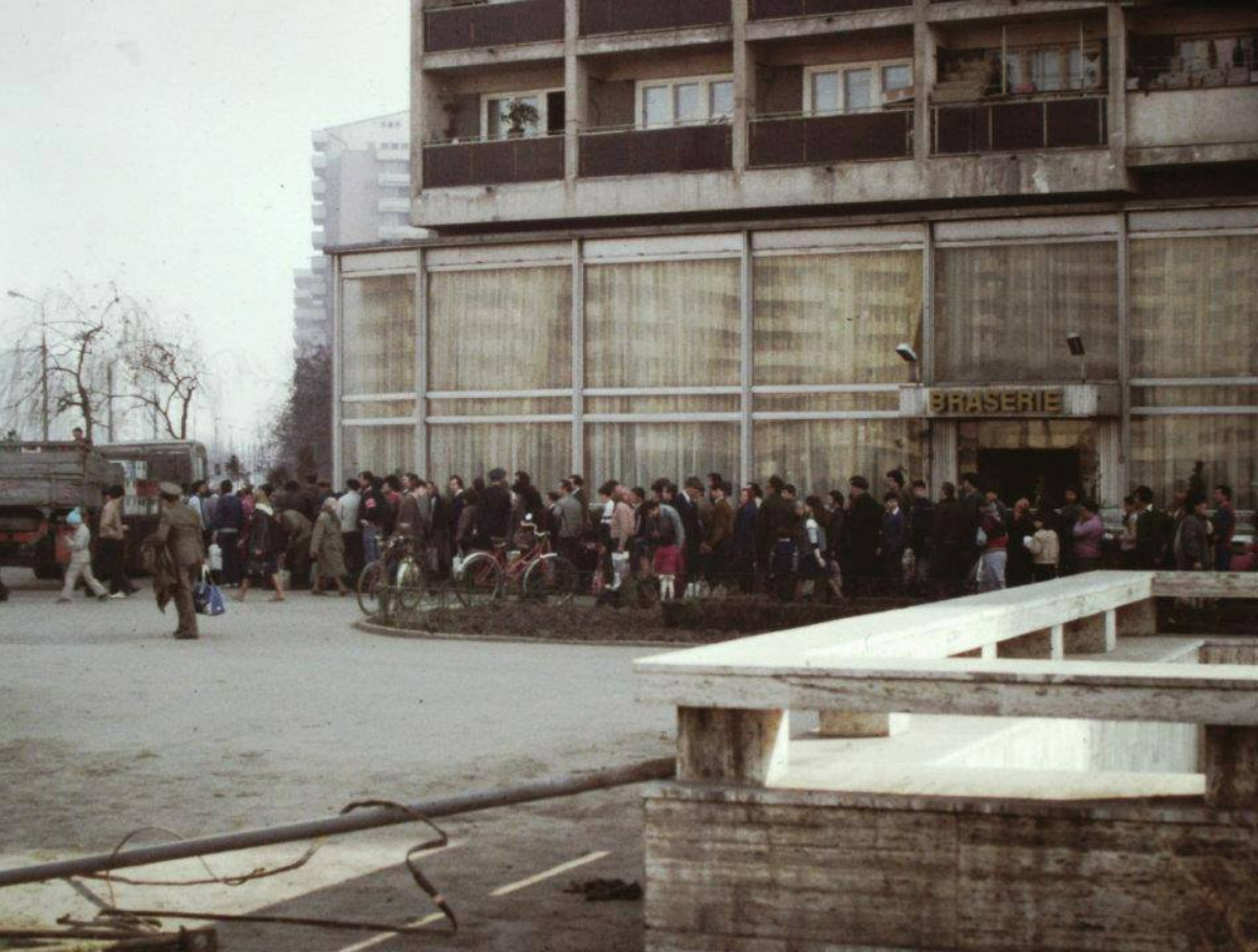 Se trăia mai bine pe vremea lui Ceauşescu? Cât costa un litru de ulei sau un kilogram de zahăr, înainte de Revoluţie