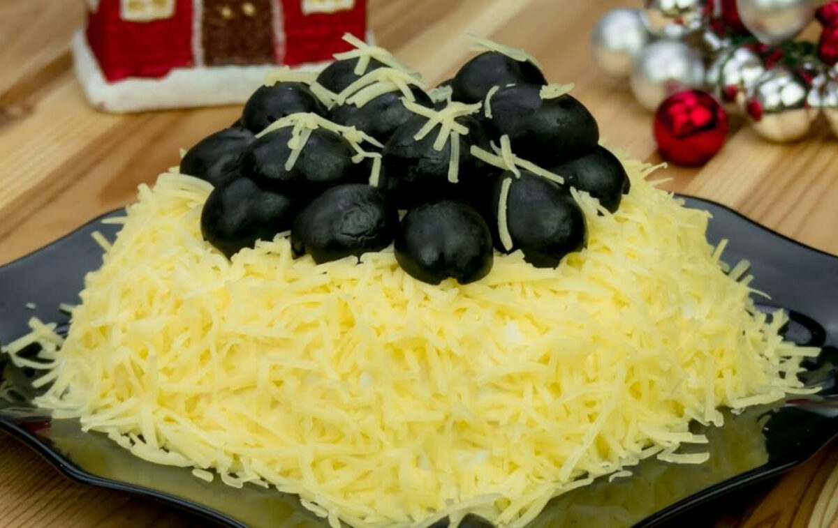 Salata „Perla neagră”, un deliciu de Revelion! Se spune că vei avea un 2023 plin de noroc, dacă o ai pe masă