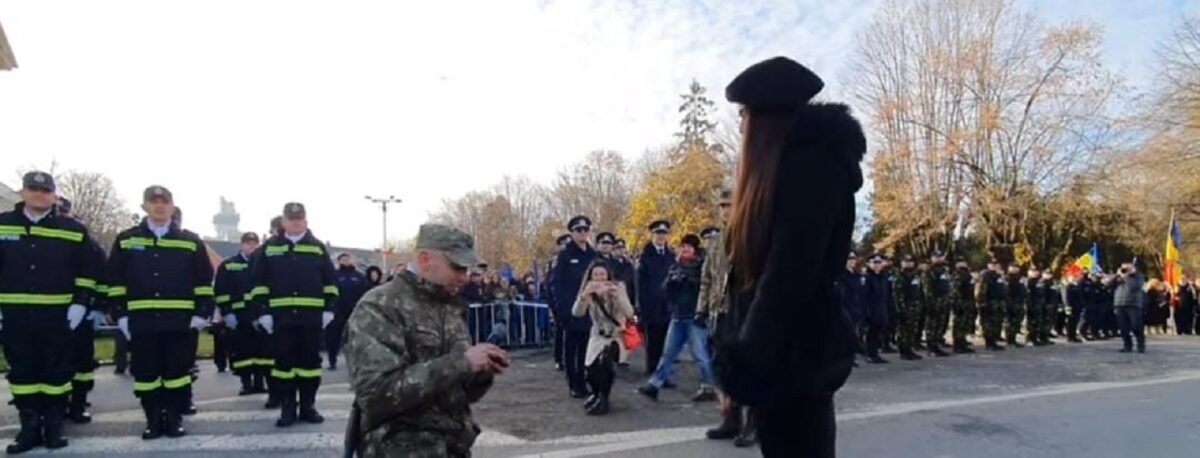 VIDEO| Moment emoționant astăzi, 1 decembrie. O tânără a fost cerută în căsătorie chiar de către iubitul său, soldat român