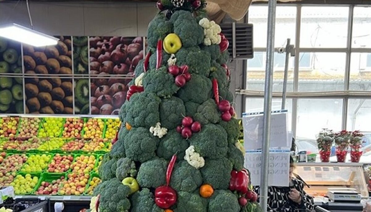 Viralul sfârșitului de an în România | Brad de broccoli, amplasat într-o piață din Ploiești