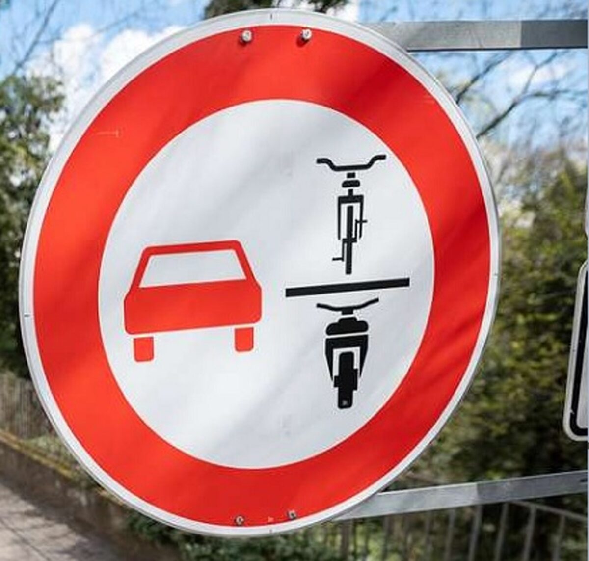 Noul semn de circulație din cauza căruia mulți șoferi primesc amendă. Ce înseamnă, de fapt, și unde este întâlnit