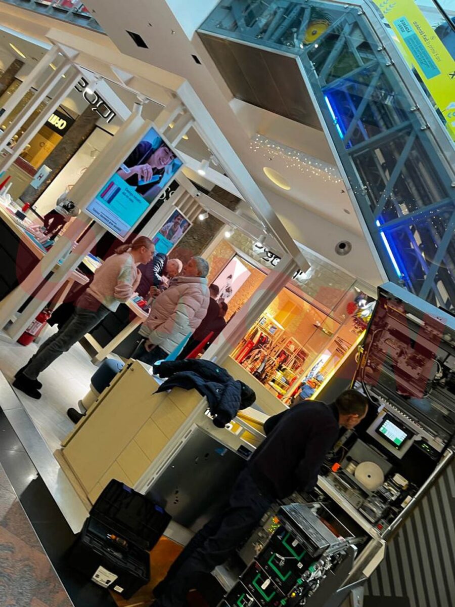Imagine Stire Întâlnire de gradul zero într-un mall din nordul Capitalei. Cum a fost surprins Ilie Năstase. FOTO EXCLUSIV | 2review.ro