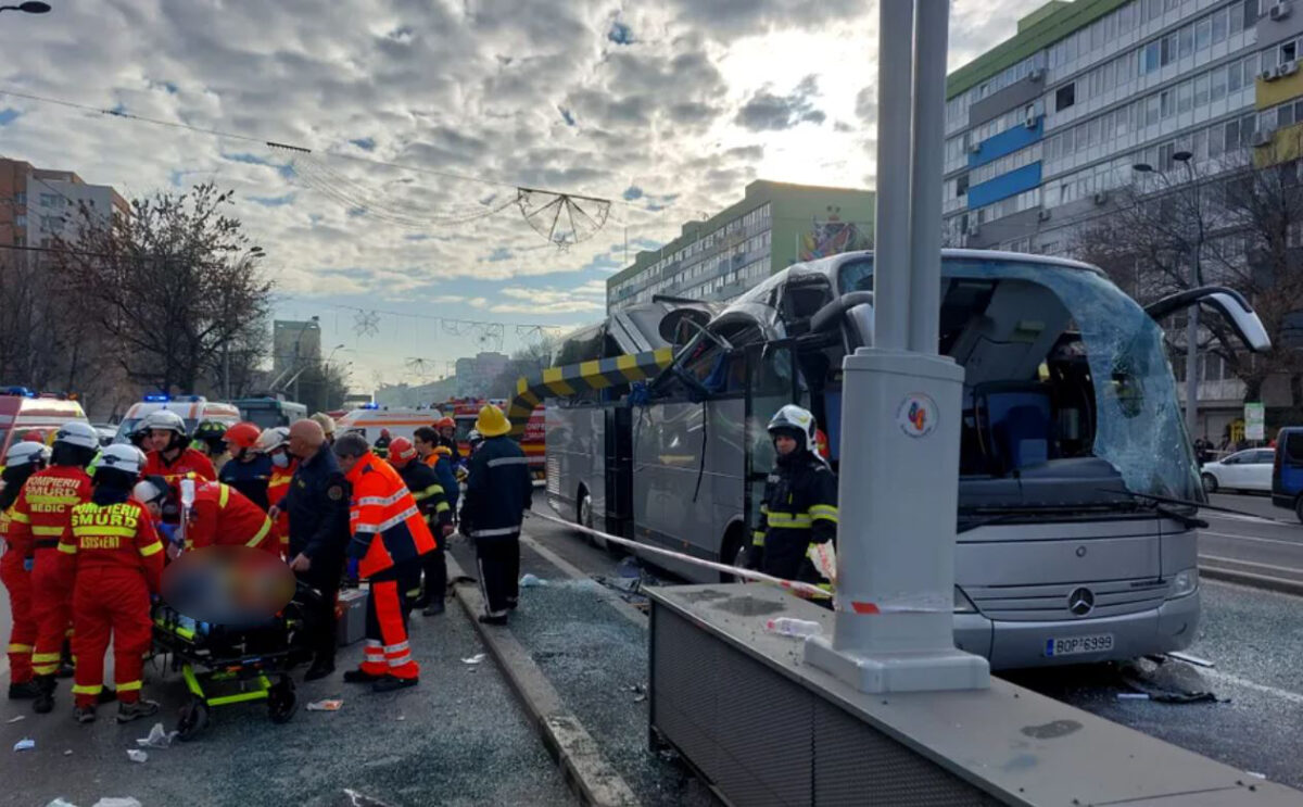 Ultima oră! Accident grav în București, în pasajul Unirii. Un autocar cu 47 de turiști greci a intrat într-un limitator de viteză. Doi oameni sunt inconștienți