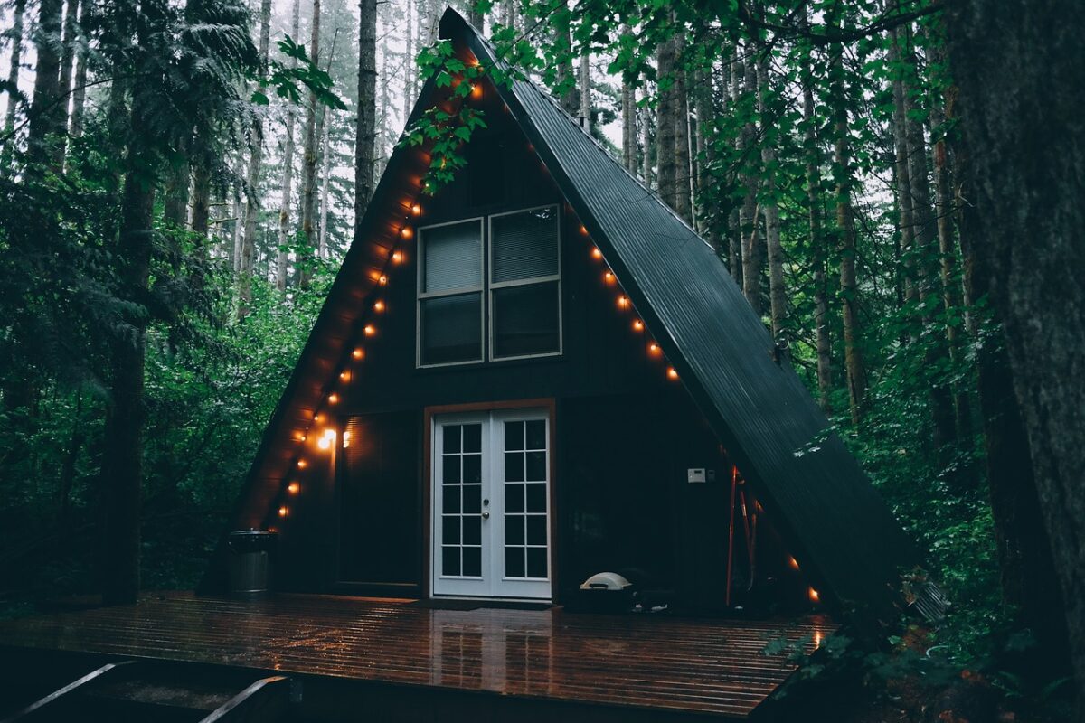 Ce este și cum se desfășoară țeapa „cabana”. Mai mulți bistrițeni au rămas fără mii de euro, după ce li s-a promis că vor avea căsuțe de vis