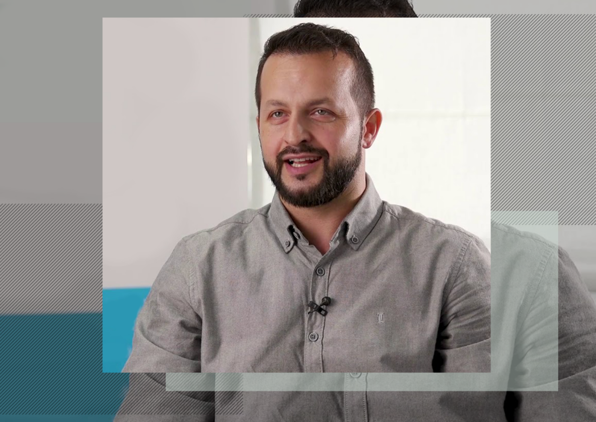 Imagine Stire Unde s-au aflat artiștii români în zilele sângeroase ale Revoluției din ’89. Răzvan Oprea, dezvăluiri cutremurătoare: „Auzeam, de peste tot, împușcături”. Actorul a rămas profund marcat de lupta pentru libertate | 2review.ro