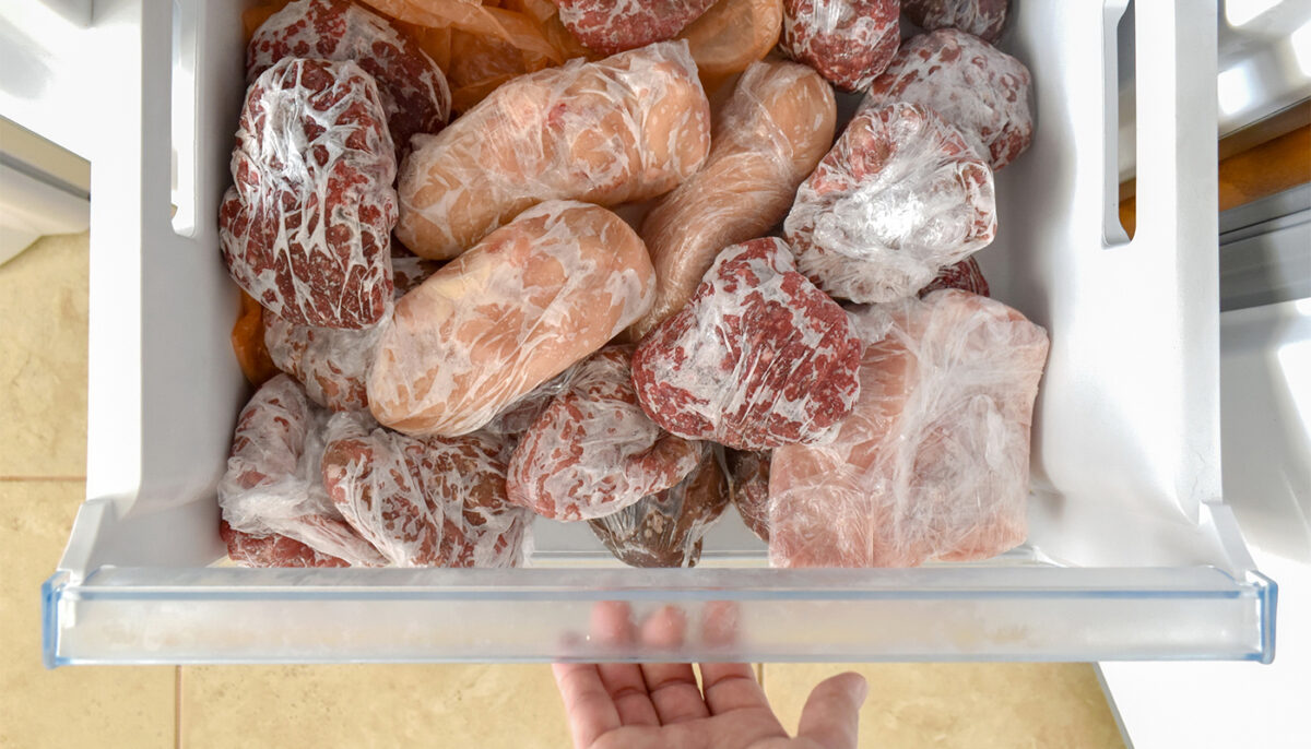Puțini români știu acest lucru! Câte luni poate fi păstrată carnea de porc în congelator, de fapt